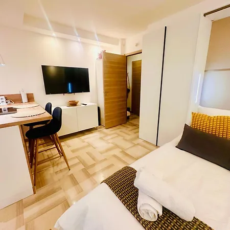 New Studio, Patio, Steps From La Croisette 아파트