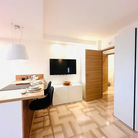 New Studio, Patio, Steps From La Croisette