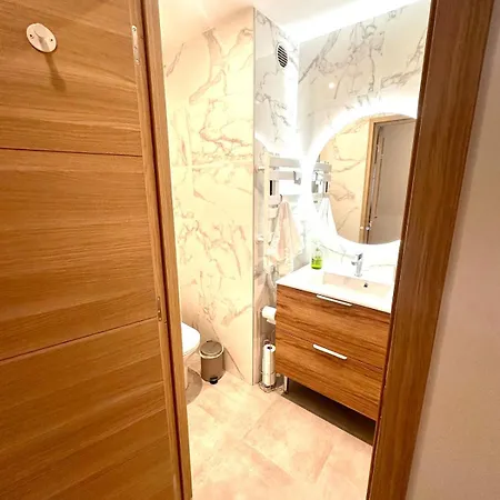 New Studio, Patio, Steps From La Croisette