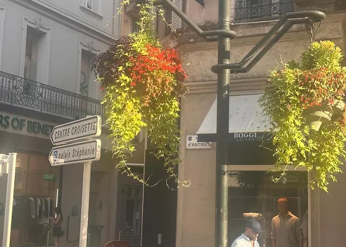 New Studio, Patio, Steps From La Croisette *